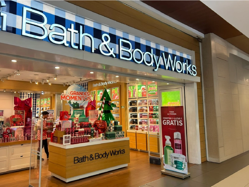Local comercial de Bath & Body Works diseñado y construido por Incubo Arquitectura y Diseño, con mobiliario en corian y acabados de alta gama