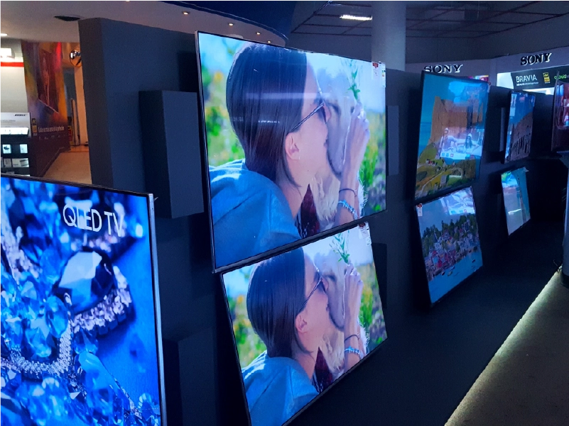 Exhibidores para televisores diseñados y fabricados por Incubo Arquitectura y Diseño para tienda de tecnología en Colombia