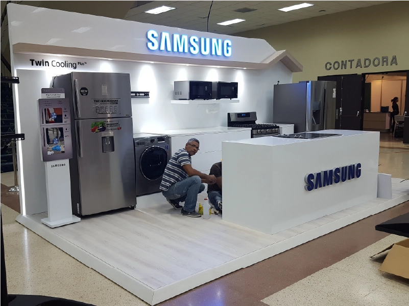 Stand comercial de Samsung diseñado y construido por Incubo Arquitectura y Diseño, con acabados en acrílico para feria en Panamá