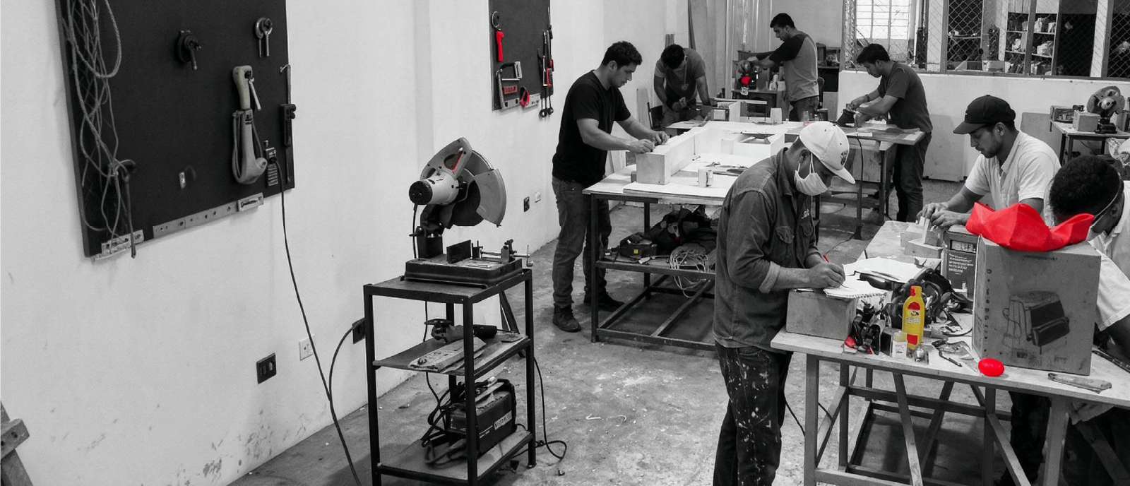 Taller propio de fabricación de Incubo Arquitectura y Diseño en Colombia, transformadores oficiales de corian
